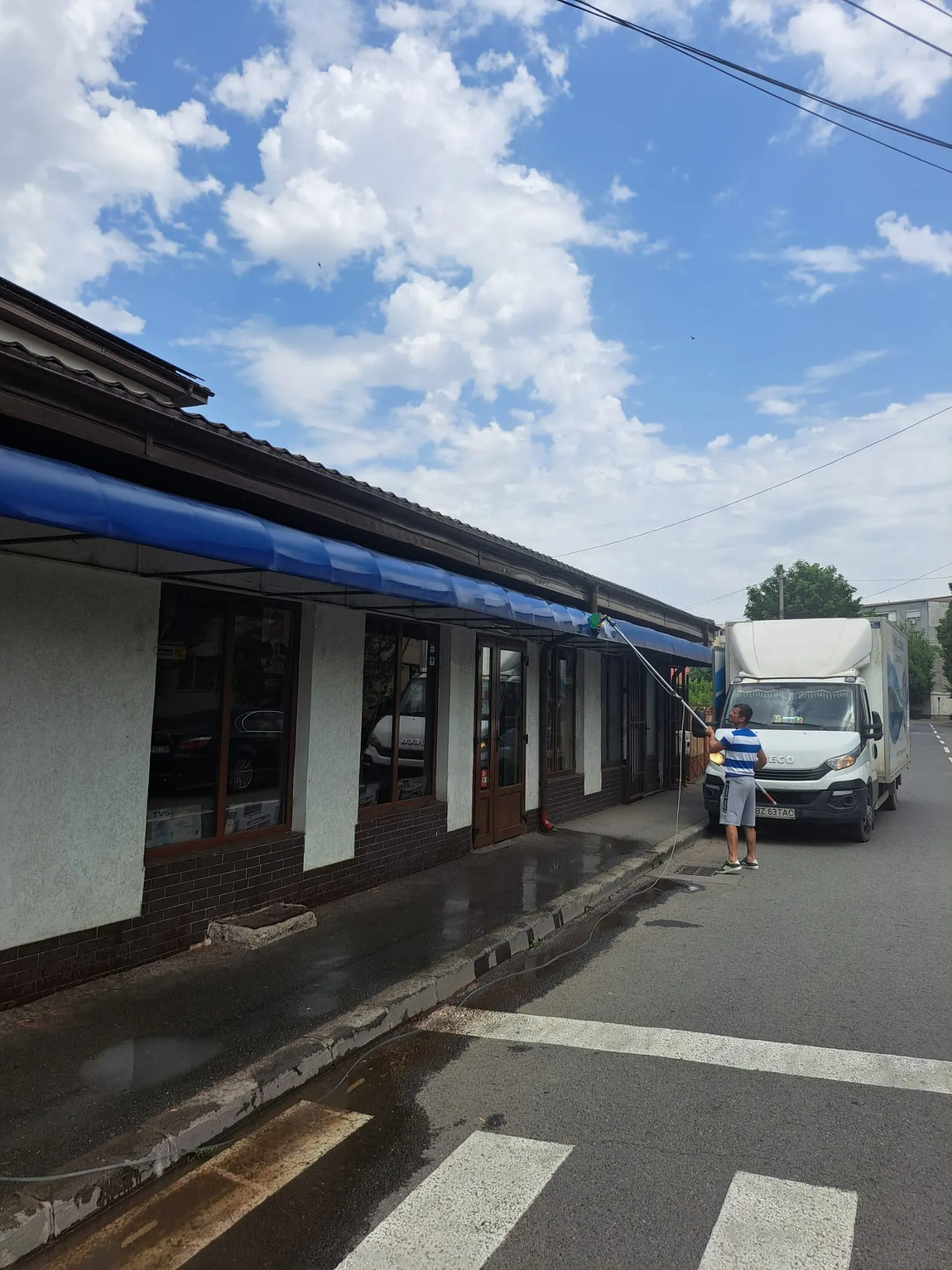 Curățare copertină pătată și cu depuneri