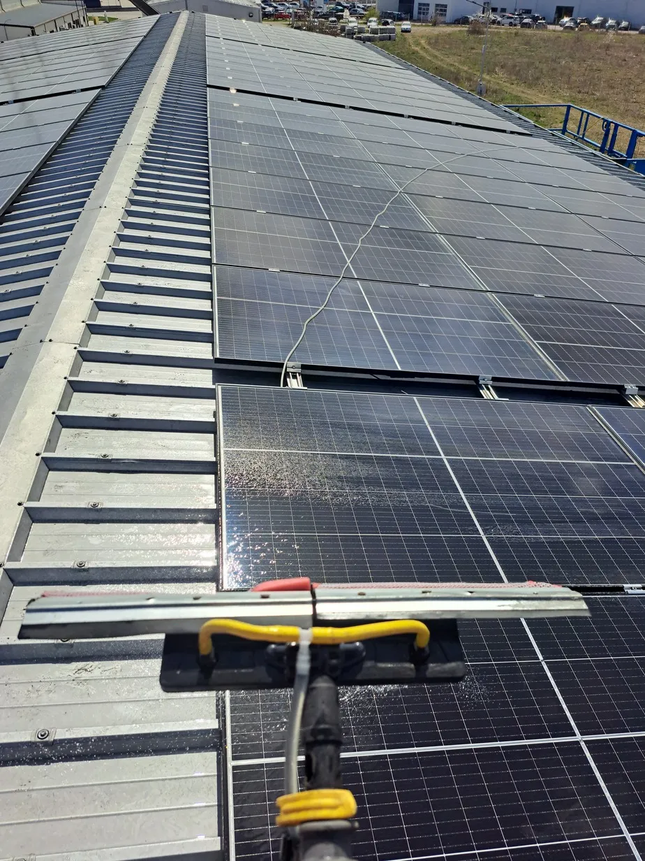 Spălare panouri fotovoltaice